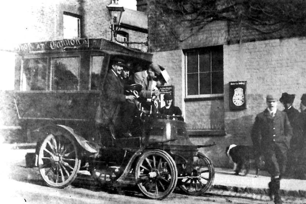 Pilot Daimler Omnibus serving Boxmoor Station 1901